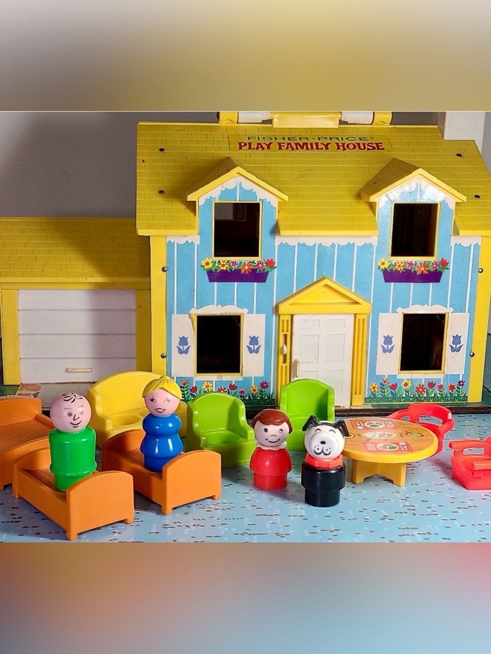 FISHER-PRICE PLAY FAMILY HOME - CLASSIC VINTAGE 1969 W FIGURES & ACCESSORIES